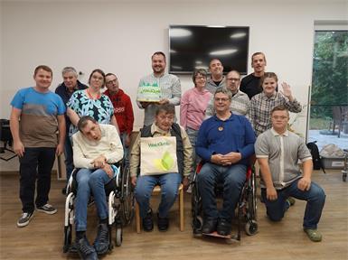 Ein süßes Dankeschön für starken Teamgeist. Stolz präsentieren die Klientinnen und Klienten der Rettet das Kind-Förderwerkstätte Oberpullendorf die traditionelle Waldquelle-Torte. Mit im Bild: Waldquelle-Marketingleiter Pierre Jantzer (Mitte) und Einrichtungsleiter Frank Pillis (hinten rechts), die die erfolgreiche und gelebte Inklusion in der Region feiern.