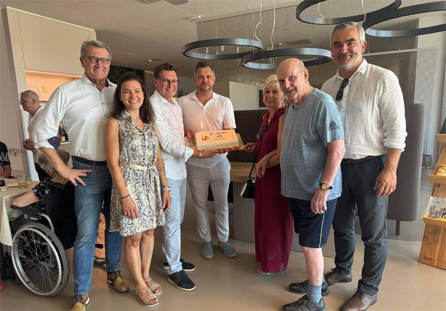Ein süßes Highlight zum 5-jährigen Jubiläum des Pflegezentrums Neutal: OSG-Obmann Alfred Kollar, Wohnbereichsleiterin Manuela Auer-Toth, Bürgermeister Erich Trummer, Pflegezentren Drescher-Geschäftsführer Franz Drescher, Vizebürgermeisterin Birgit Grafl, Bewohner Franz Dorner und Landesrat Heinrich Dorner (v.l.n.r.) freuten sich über die gelungene Überraschungstorte beim diesjährigen Sommerfest.
