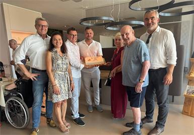 Ein süßes Highlight zum 5-jährigen Jubiläum des Pflegezentrums Neutal: OSG-Obmann Alfred Kollar, Wohnbereichsleiterin Manuela Auer-Toth, Bürgermeister Erich Trummer, Pflegezentren Drescher-Geschäftsführer Franz Drescher, Vizebürgermeisterin Birgit Grafl, Bewohner Franz Dorner und Landesrat Heinrich Dorner (v.l.n.r.) freuten sich über die gelungene Überraschungstorte beim diesjährigen Sommerfest.