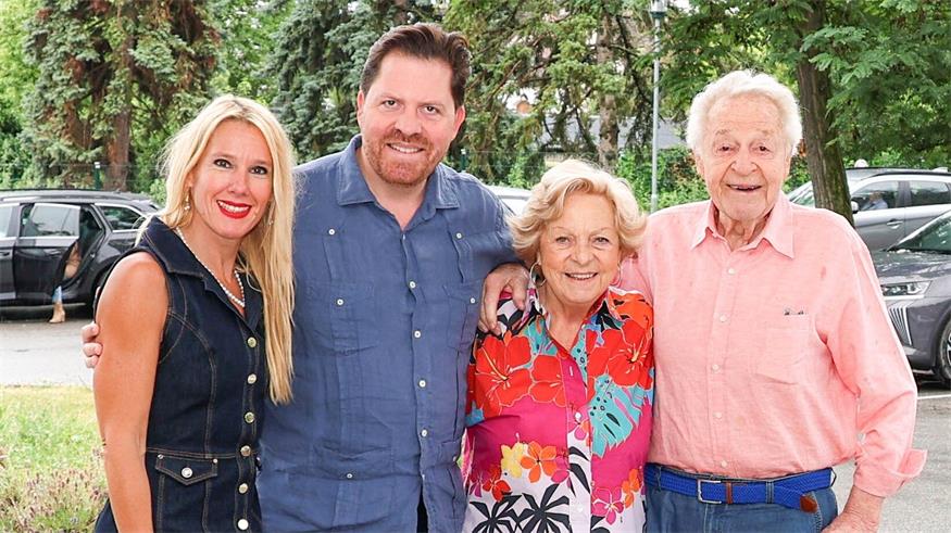 Ein unvergessliches Erlebnis: Nina Mayer (BVZ) beim Interview mit Familie Serafin. Daniel Serafin, Intendant der „Oper im Steinbruch“ in St. Margarethen, Ingeborg „Mausi“ Serafin und „Mr. Wunderbar“ Harald Serafin. Juli 2025.
