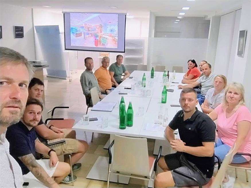 „Ein von der ÖVP – vor der Gemeinderatssitzung am 17. August – einberufenes, überparteiliches Treffen mit allen Forchtensteiner Gemeinderäten wurde leider ohne die Mitglieder der SPÖ Fraktion abgehalten“, beklagen ÖVP und FLF. Bürgermeister Alexander Rüdiger Knaak bezeichnet das Treffen als „Zusammenkunft“ bei der „Hinterzimmerpolitik statt transparenter Demokratie“ betrieben wird.