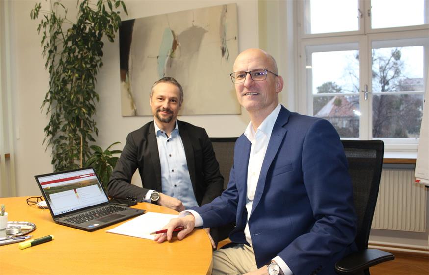 Einblick in die ELAK-Umsetzung (v.l.): IT-Stabsabteilungsleiter und Digitalisierungsbeauftragter Nicolas Knotzer, Landesamtsdirektor Ronald Reiter.