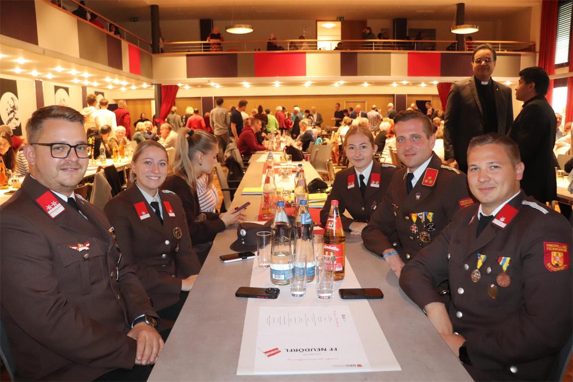 Eine Abordnung der Feuerwehr Neudörfl mit Kommandant Peter Schmid (2. v. r.), Ph...