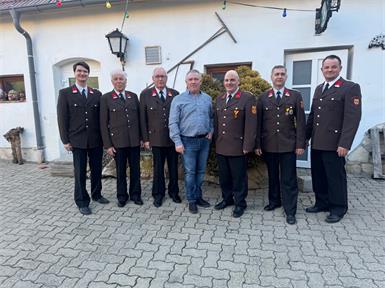 Eine Abordnung der Freiwilligen Feuerwehr Neustift an der Rosalia gratulierte dem Geburtstagskind Michael Sauerzapf (Mitte) recht herzlich zu seinem 60er. 
