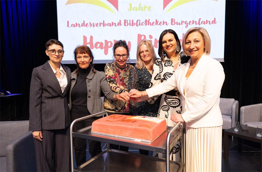 Eine (Buch-)Torte zum 40. Jubiläum. Pia Bayer von der Kulturabteilung des Landes, die ehemalige Leiterin des Landesverbandes, Karla Stifter, die aktuelle Vorsitzende Silke Rois und Petra Werkovits als eine weitere Vorgängerin mit Landeshauptmann-Stellvertreterin Astrid Eisenkopf und Mattersburgs Bürgermeisterin Claudia Schlager (v.l.). 