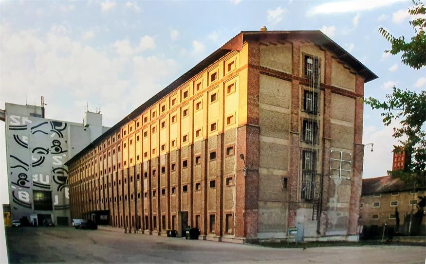 Eine Idee der Kunstausstellung ist, den Zubau (links) zum historischen Zuckermagazin I mit riesigen Graffiti zu versehen.