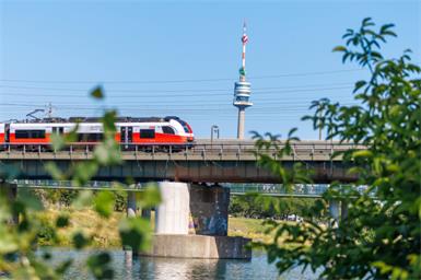 Eine Schnellbahn der ÖBB auf Brücke über die Neue Donau (Symbolbild)