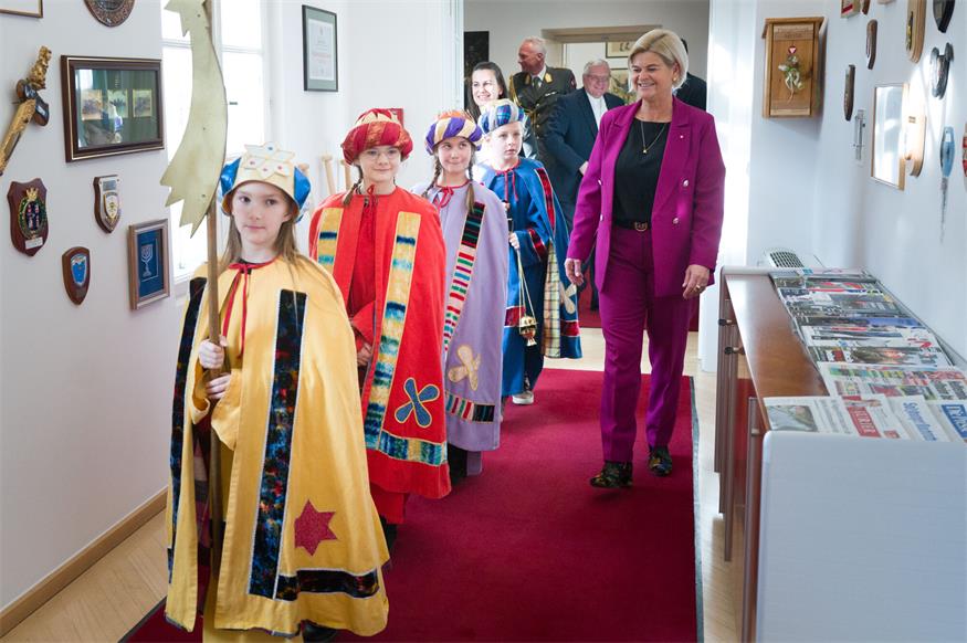 Majestätischer Besuch bei Verteidigungsministerin Tanner