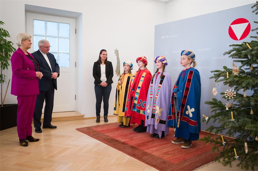 Majestätischer Besuch bei Verteidigungsministerin Tanner