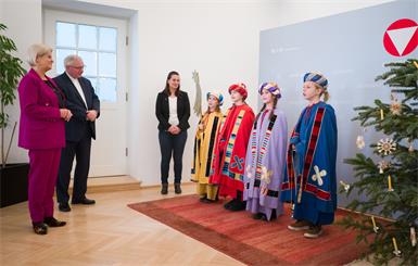 Eine Sternsingergruppe aus Frauenkirchen (Burgenland) besuchte Verteidigungsministerin Klaudia Tanner und Militärbischof Werner Freistetter zum 70-jährigen Jubiläum der Aktion im Verteidigungsministerium.