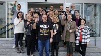Eine echte Legende verlässt das Gelände: Johann Hammer (vorne) wurde von Bürgermeisteri Claudia Schlager, Amtsleiter Karl Aufner und Kollegen in die Pension verabschiedet.