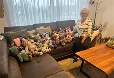 Eine ganze Couch voller Teddybären hat Heidi Schlüsselburg der Krebshilfe Burgenland geschenkt.