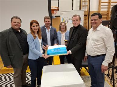 Eine prominente Runde servierte die Torte: die ÖVP-Landtagsabgeordneten Bernd Strobl und Carina Laschober-Luif, Bürgermeister Jürgen Resch, Bücherei-Leiterin Ingrid Hochwarter, SPÖ-Abgeordneter Christian Drobits und Vizebürgermeister Heinz Hermann (v.l.).