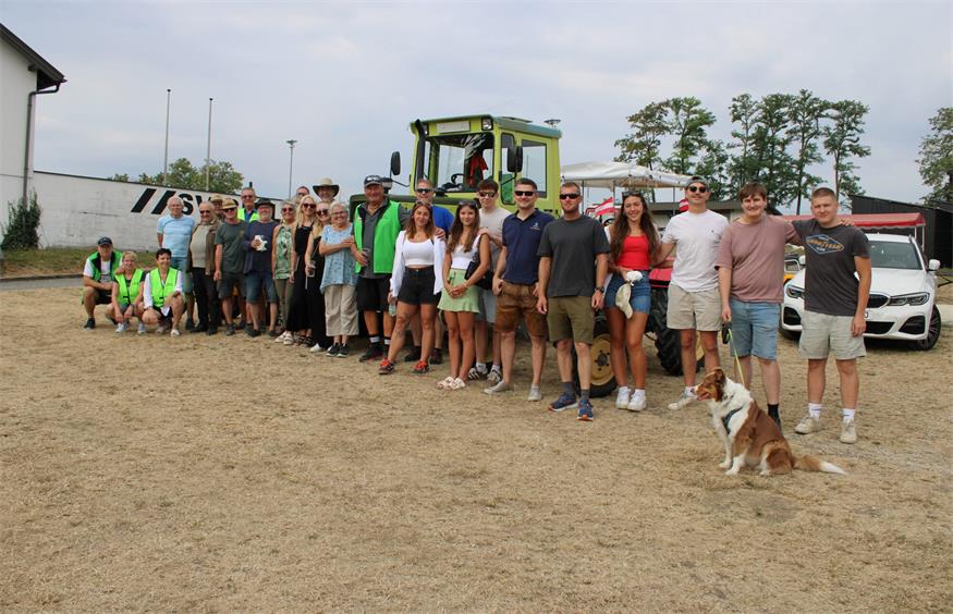 Eine schöne Tradition: Beim Sportplatz in Sigleß kommen die Traktorfans zusammen, unterwegs stoßen noch weitere Fahrzeuge dazu.