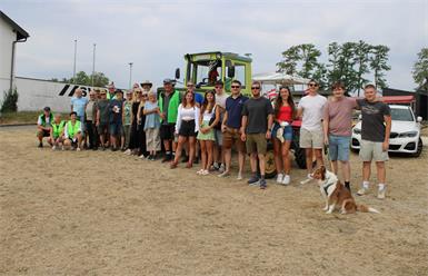 Eine schöne Tradition: Beim Sportplatz in Sigleß kommen die Traktorfans zusammen, unterwegs stoßen noch weitere Fahrzeuge dazu.