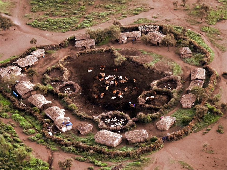 Eine typische „Boma“ – ein eingezäuntes Dorf – in Kenia, umgeben und gebaut auf der ebenfalls für Kenia typischen roten, eisenreichen Erde. 