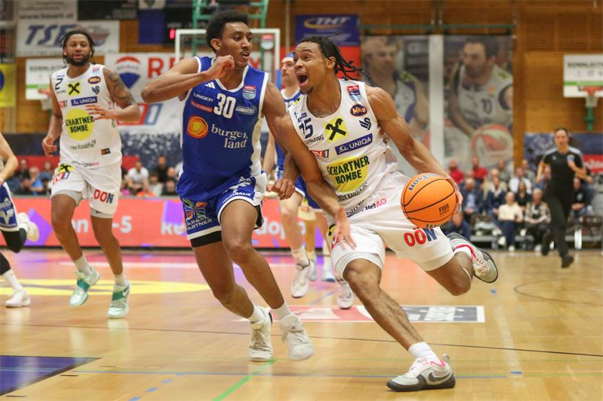 Einen Schritt zu spät: Ian Martinez (l., gegen Gmundens Larry Wise) kassierte am Traunsee das 1:1. 