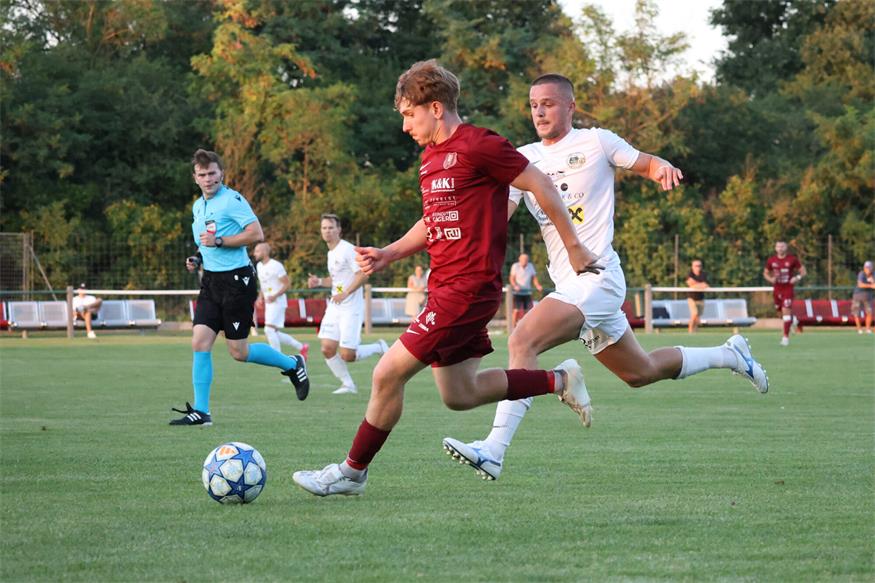 Einen Schritt zu spät. Jakub Hronec (r.) und seine Pamaner mussten sich am Ende Deutschkreutz mit 0:1 geschlagen geben.