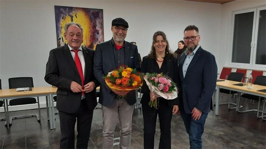 Einen "Strauß Gebüsch", wie es Bürgermeister Dieter Posch (l.) immer gerne formuliert, gab es sowohl für den neuen Ersatzgemeinderat Christian Kick und für die neue Gemeinderätin Manuela Stangl. Sie ersetzt damit Nicole Fudel als SPÖ-Gemeinderätin. Vizebürgermeister und Fraktionsvorsitzender der SPÖ, Michael Sgarz (r.), freut sich auf eine gute Zusammenarbeit. 