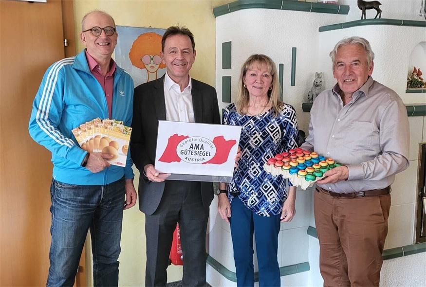 Einen kulinarischen Ostergruß überbrachte ÖVP-Bezirksparteiobmann Niki Berlakovich, seines Zeichens auch Landwirtschaftskammerpräsident den Senioren mit Obmann Rainer Horvath, Theresia Spinas und Kassier Josef Supper.