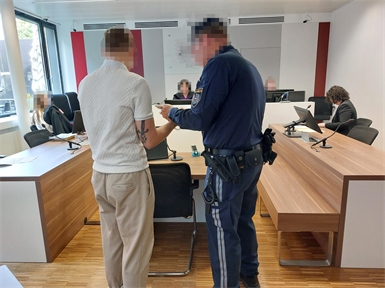 Einer der Angeklagten, ein Este, war heuer in Finnland verhaftet worden und kam aus der Justizanstalt Eisenstadt in den Verhandlungssaal.
