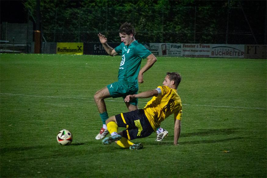 Einer der vielen Zweikämpfe in Klingenbach: St. Margarethens Martin Weixelbaum versuchte Lukas Stahleder vom Ball zu trennen