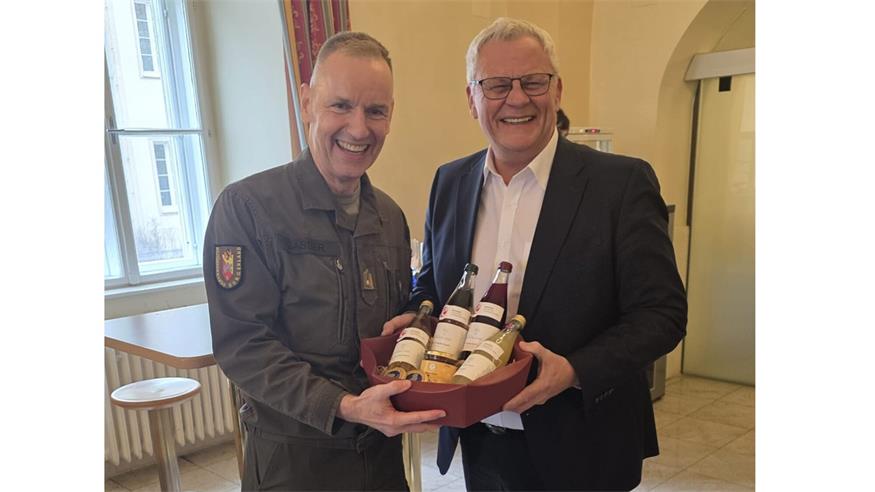 Einer der zahlreichen Gratulanten an Gernot Gasser (l.) war Eisenstadts Bürgermeister Thomas Steiner.