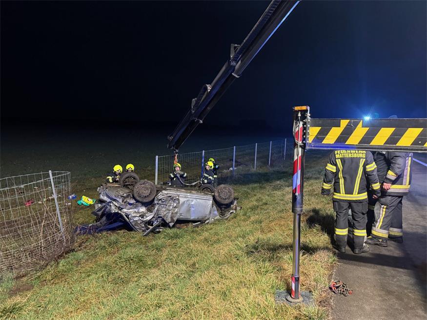 Eines der beteiligten Fahrzeuge war am Dach liegend zum Stillstand gekommen.