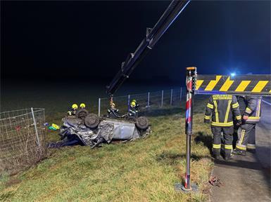 Eines der beteiligten Fahrzeuge war am Dach liegend zum Stillstand gekommen.