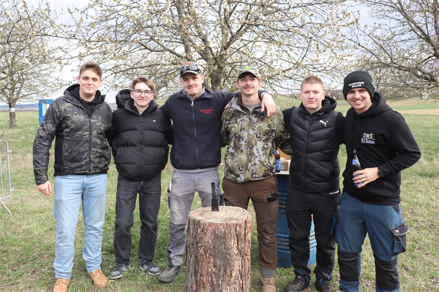 Einige Burschen vom Burschenverein Sigleß rund um Obmann Florian Reiner (3. v. l.) waren schon sehr zeitig beim Gelände der Himmelsleiter, wo das Osterfeuer am Abend entzündet wurde. Luca, Simon, Obmann Florian Reiner, Christoph, Oliver und Bertl vertrieben sich die Zeit mit Baumstammnageln. 