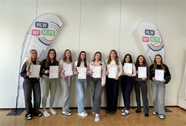 Einige Schülerinnen haben das Standard-Zertifikat mit sieben Modulen bereits erlangt. Herzlichen Glückwunsch an Elena Hofstadler, Valentina Schilhan, Pia Kaiser, Sophia Zettl, Leonie Marth, Elena Zapfel, Pauline Loidl, Sophie Weiner und Valerie Bruckner! (Nicht am Bild: Leni Kalchbrenner, Jakob Morawetz, Nina Pesendorfer, Katrin Thorhaggen).