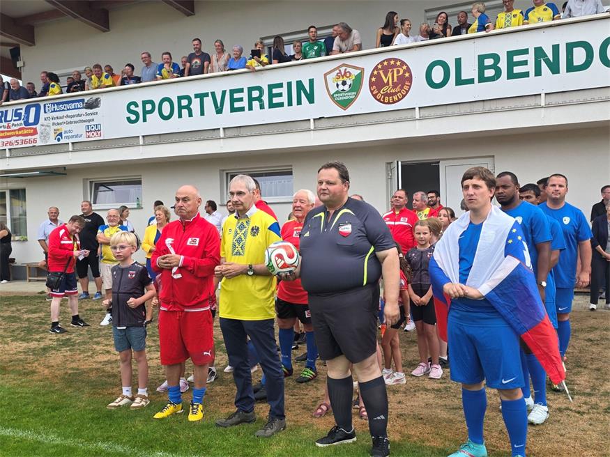 Einlauf der Nationalmannschaften mit Generalvikar Michael Wüger (2.v.l.) und Schiedsrichter Landtagsabgeordneten Bernd Strobl (2.v.r.)