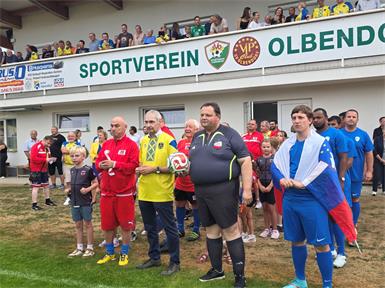 Einlauf der Nationalmannschaften mit Generalvikar Michael Wüger (2.v.l.) und Schiedsrichter Landtagsabgeordneten Bernd Strobl (2.v.r.)