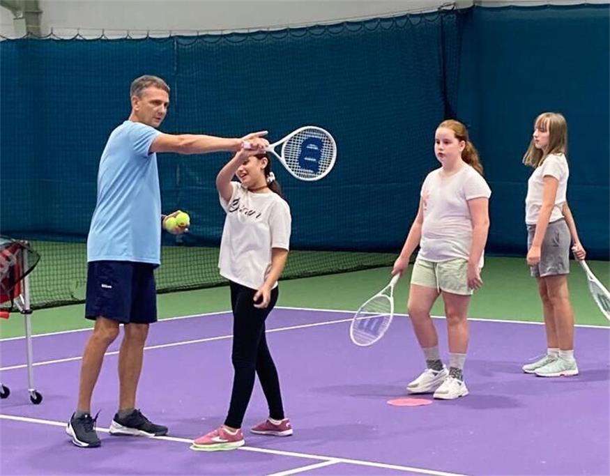 Einmal pro Woche wird unter Anleitung von ausgebildeten Tennislehrern das Racket geschwungen.
