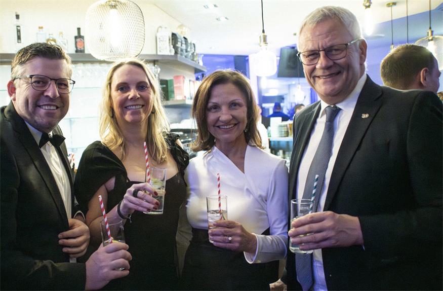 „Alles Walzer“ beim Neufelder Stadtball Eisenstadts Bürgermeister Thomas Steiner schaute mit seiner Gattin Andrea und seinem Baudirektor Werner Fleischhacker beim Stadtball in Neufeld vorbei.