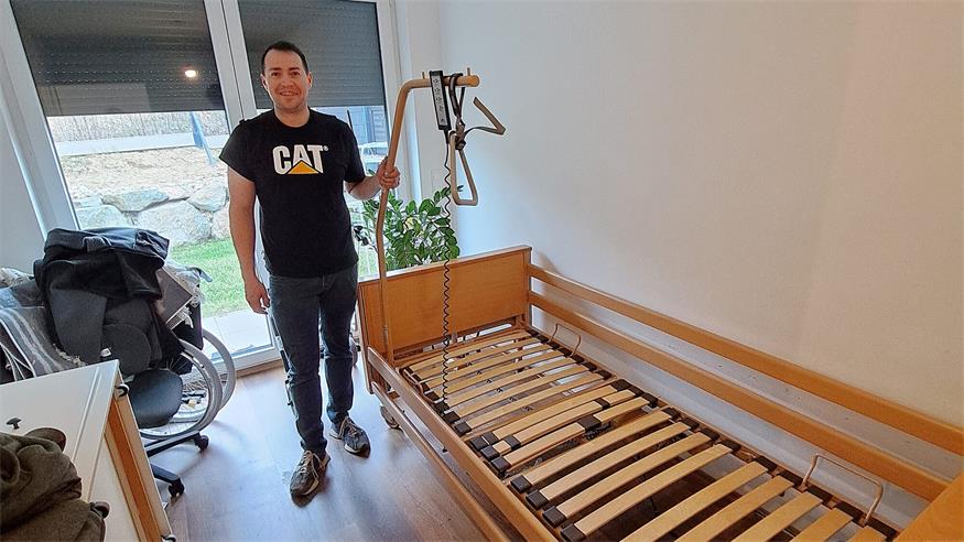 Eisenstadts FPÖ-Stadtparteiobmann Bernhard Skaumal mit dem Pflegebett, das seine Stadtgruppe einer Familie in Not gespendet und aufgebaut hat.