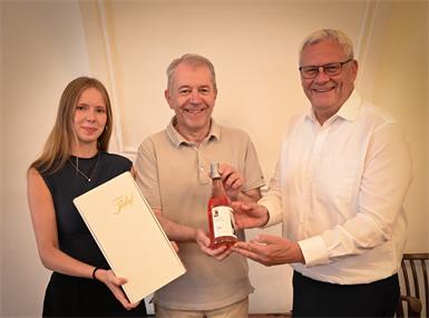 Eisenstädter Wein für die Salzburger Festspiele: Bürgermeister Thomas Steiner gratuliert Winzer Erwin Tinhof.