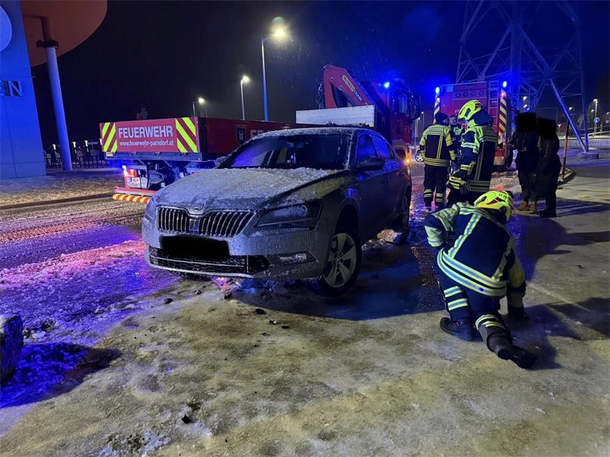 Eisige Straßenverhältnisse. Ein PKW kam in Parndorf ins Schleudern und kam von der Fahrbahn ab.