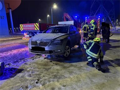 Eisige Straßenverhältnisse. Ein PKW kam in Parndorf ins Schleudern und kam von der Fahrbahn ab.