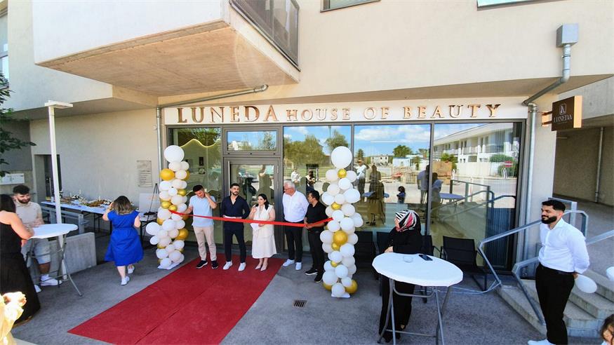 Ekiz Eda Güler (Mitte) eröffnete ihr Beauty-Studio "Luneda" mit ihrem als "Benji" stadtbekannten Cousin Bünyamin Yildiz und Ehemann Taha sowie Bürgermeister Thomas Steiner und ihrem Vater (v.l.n.r.).