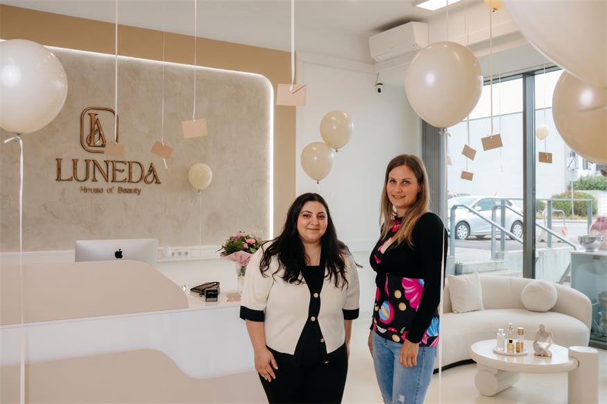 Ekiz Eda Güler (li.) wandelt mit ihrem Schönheits-Studio "Luneda" auf den Spuren ihres erfolgreichen Unternehmer-Cousins Bünyamin „Benji“ Yildiz und hat schon zwei Angestellte, wie Nägel-Expertin Imola (re).