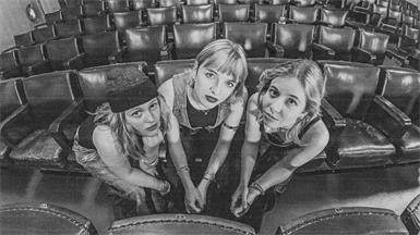 Elena Karacsony, Anna Stefanitsch und Mara Stricker sind die Indie Rock-Band lovehead.