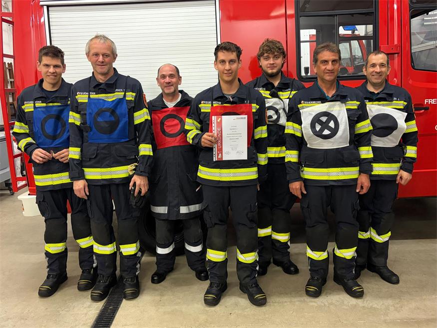 Elias Art, Thomas Thurner, ABI Reinhold Stifter, Julian Art, Jakob Schmall, Josef Art und Kommandant Jürgen Artner legten die Branddienstleistungsprüfung ab.
