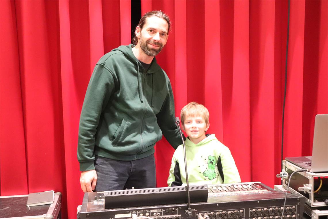 Elias Kern, der für die Tontechnik zuständig war, mit Noah. 