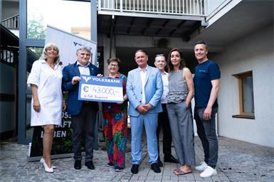 Elisabeth Böhm (Landtagsabgeordnete, Bürgermeisterin Neusiedl am See), Walter Paulhart (Finanzreferent, Vorstand von Rettet das Kind–Österreich–Landesstelle Burgenland), Elisabeth Fritz-Fraisl (Vorständin VB Ost Verwaltung eG), Christoph Nyikos (Filialleiter Volksbank Eisenstadt/Neusiedl), Theodor Seiz (Vorstand VB Ost Verwaltung eG), Nora Ferenczy-Kwasniak (Volksbank Wien) und Mario Zagler (Generalsekretär Rettet das Kind–Österreich)