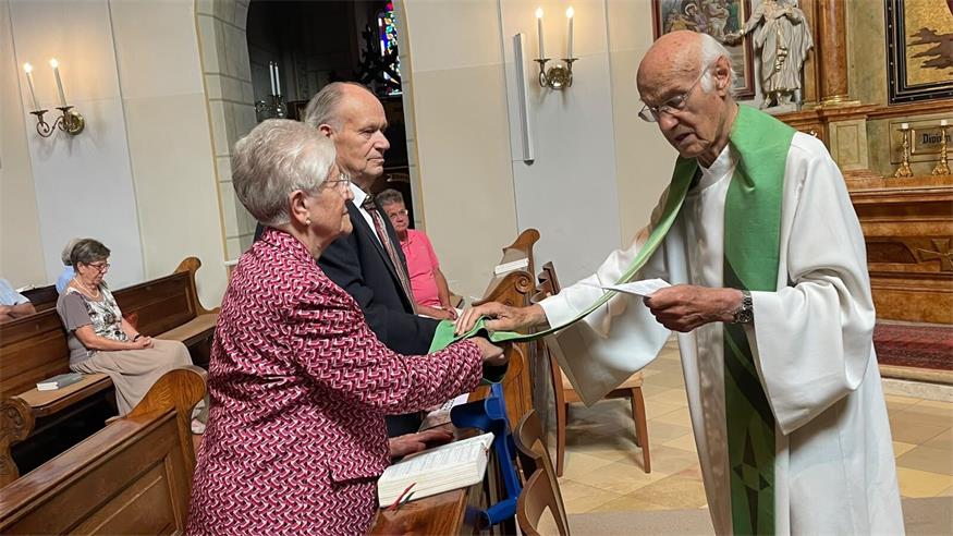 Elisabeth und Josef Ensbacher mit Monsgnore Franz Hillinger