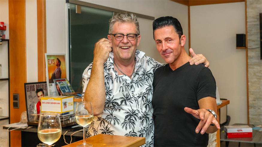 Elvis-Fan Christian Diessner mit Elvis-Interpret Lucky Dean Luciano im Café la Musica in Podersdorf
