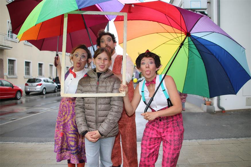 Emily scherzte in Oberpullendorf mit den drei Pantomimen der Gruppe „Lemour“, Sarah Kerneza, Ben Petermichl und Miriam Kerneza.