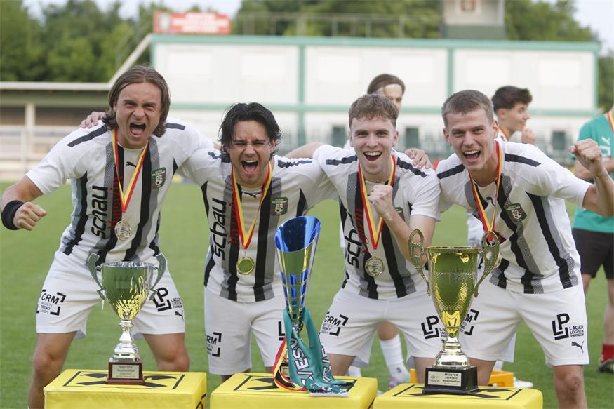 Emotionen pur! Simon Buliga, Paulo Jani, Florian Krutzler und Timo Schmelzer (v.l.) ließen es nach dem Cupsieg gegen Jennersdorf krachen.