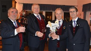 Empfang. Franz Schindler, Hermann Köstinger, Walter Halwax und Johann "Johnny" Lang (v.l.) begrüßten die Gäste beim Eingang mit einem Glaserl guten Wein, die Damen erhielten außerdem eine Damenspende.